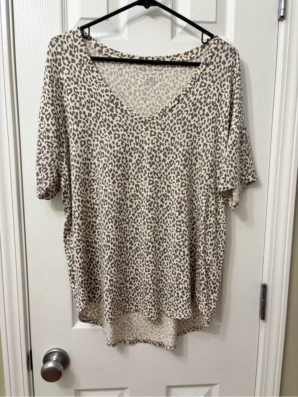 American Eagle Soft & Sexy Leopard Print V-Neck Top Women’s Size Medium - Picture 2 of 6